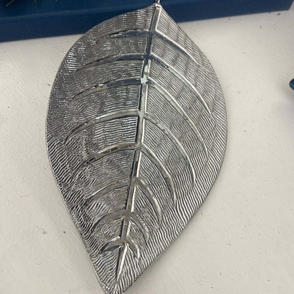 Silvertone  Leaf-Shaped soap\jewellery holder